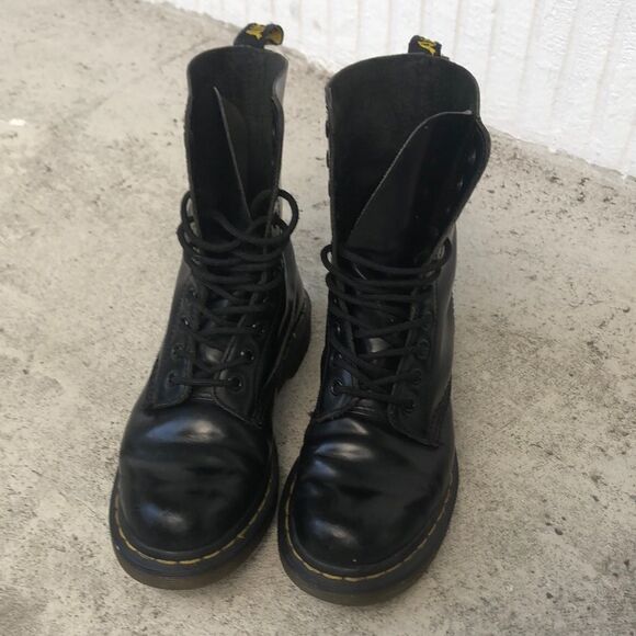 Dr Martens 1490 boots - Picture 1 of 9